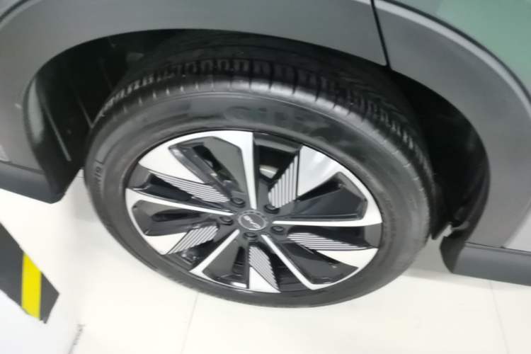 Used BYD Song PLUS New Energy 2025 DM-i 112KM Prestige Model Right Rear Wheel Hub