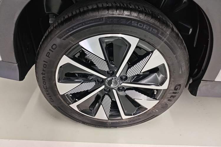 Used BYD Song PLUS New Energy 2025 DM-i 112KM Prestige Model Right Rear Wheel Hub