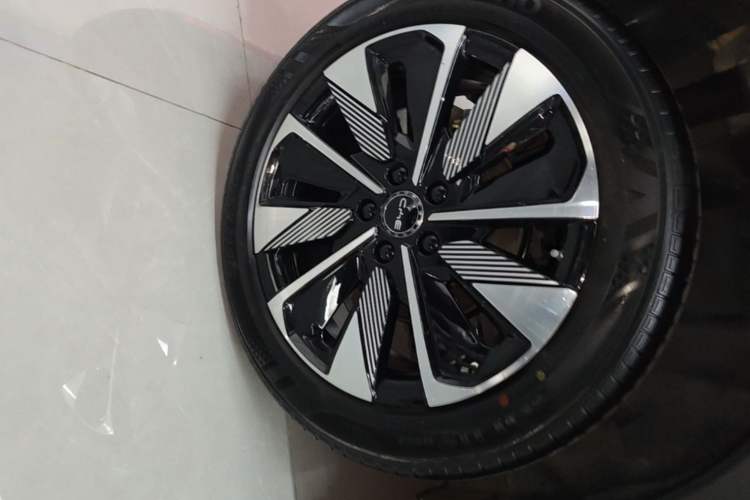 Used BYD Song PLUS New Energy 2025 DM-i 112KM Prestige Model Right Rear Wheel Hub