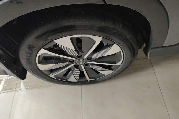 Used BYD Song PLUS New Energy 2025 DM-i 112KM Prestige Model Right Rear Wheel Hub