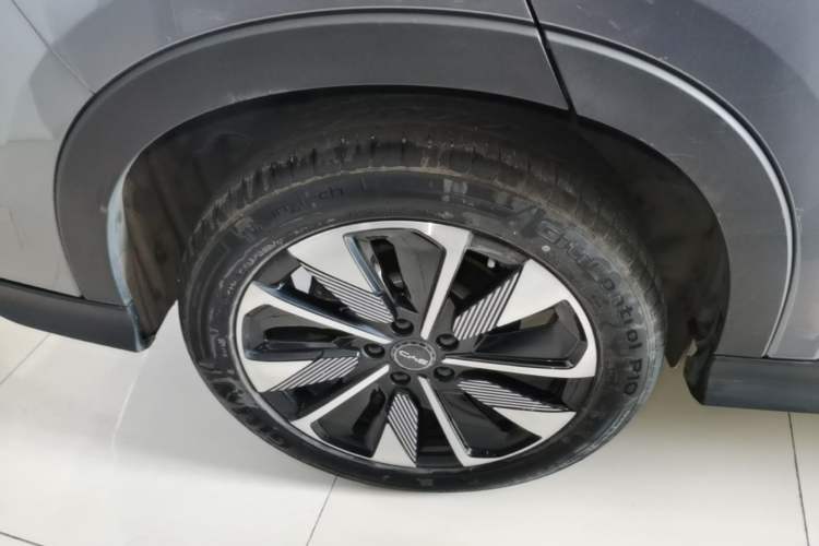 Used BYD Song PLUS New Energy 2025 DM-i 112KM Prestige Model Right Rear Wheel Hub