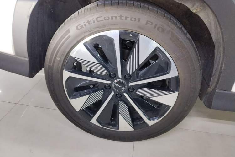 Used BYD Song PLUS New Energy 2025 DM-i 112KM Prestige Model Right Rear Wheel Hub