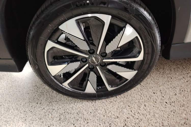 Used BYD Song PLUS New Energy 2025 EV Intelligent Driving Edition 520km Luxury Model Right Rear Wheel Hub