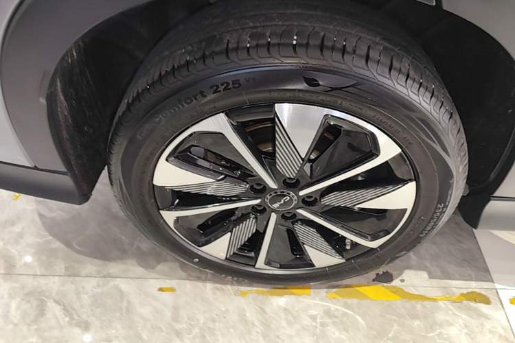 Used BYD Song PLUS New Energy 2025 EV 520km Premium Version Right Rear Wheel Hub