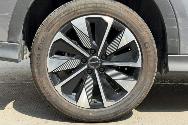 Used BYD Song PLUS New Energy 2025 DM-i 112KM Prestige Model Right Rear Wheel Hub
