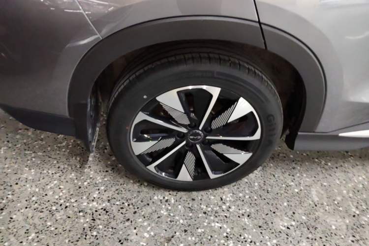 Used BYD Song PLUS New Energy 2025 DM-i 112KM Prestige Model Right Rear Wheel Hub