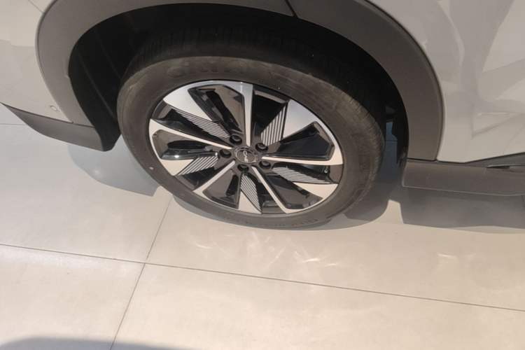 Used BYD Song PLUS New Energy 2025 DM-i Intelligent Driving 160KM Flagship Model Right Rear Wheel Hub