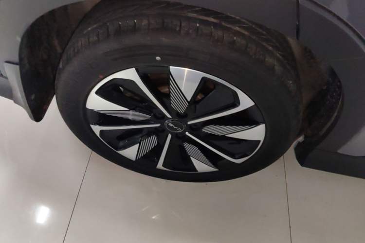Used BYD Song PLUS New Energy 2025 DM-i 112KM Prestige Model Right Rear Wheel Hub