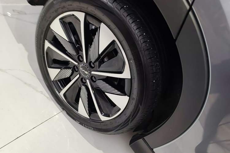 Used BYD Song PLUS New Energy 2025 EV 520km Luxury Version Right Rear Wheel Hub