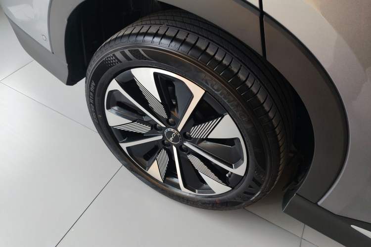 Used BYD Song PLUS New Energy 2025 DM-i 112KM Prestige Model Right Rear Wheel Hub