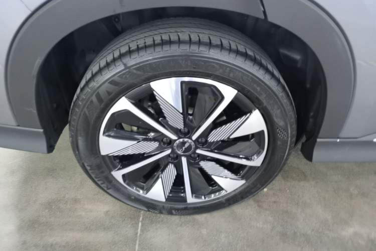 Used BYD Song PLUS New Energy 2025 DM-i 112KM Prestige Model Right Rear Wheel Hub