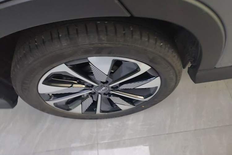 Used BYD Song PLUS New Energy 2025 DM-i Intelligent Driving 112KM Prestige Model Right Rear Wheel Hub