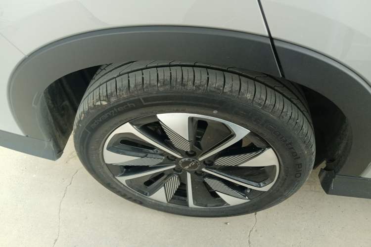 Used BYD Song PLUS New Energy 2025 DM-i 112KM Prestige Model Right Rear Wheel Hub