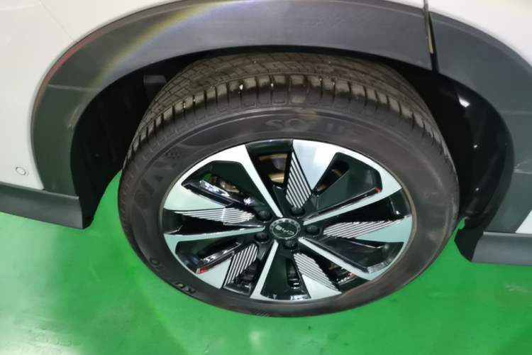 Used BYD Song PLUS New Energy 2025 DM-i Smart Drive 112KM Prestige Model Right Rear Wheel Hub