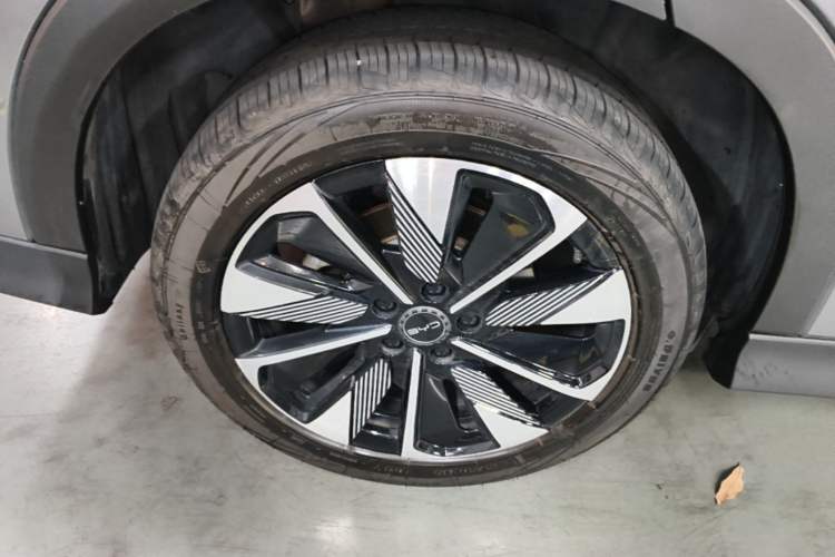 Used BYD Song PLUS New Energy 2025 DM-i 112KM Prestige Model Right Rear Wheel Hub