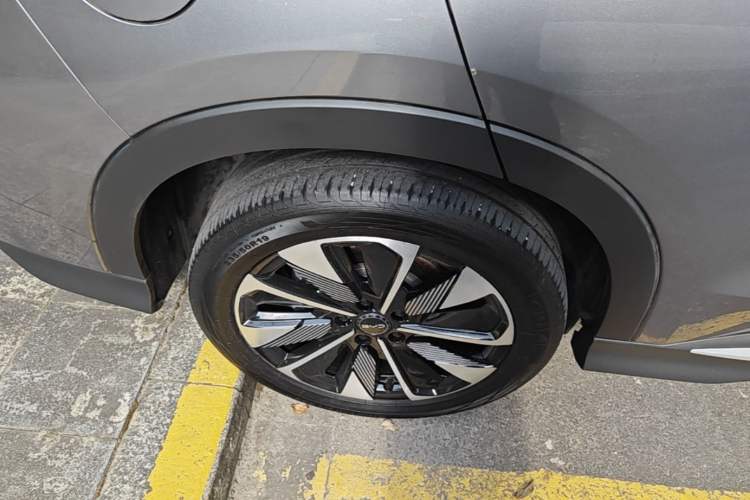 Used BYD Song PLUS New Energy 2025 EV 520km Luxury Version Right Rear Wheel Hub