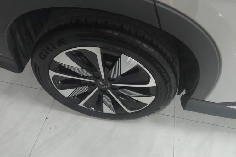 Used BYD Song PLUS New Energy 2025 DM-i 112KM Prestige Model Right Rear Wheel Hub