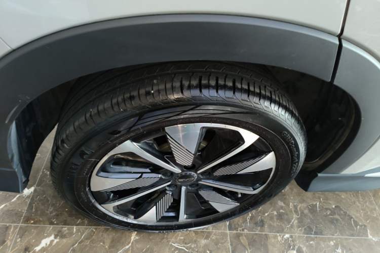 Used BYD Song PLUS New Energy 2025 DM-i 112KM Prestige Model Right Rear Wheel Hub
