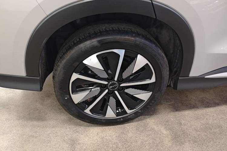 Used BYD Song PLUS New Energy 2025 DM-i 112KM Prestige Model Right Rear Wheel Hub