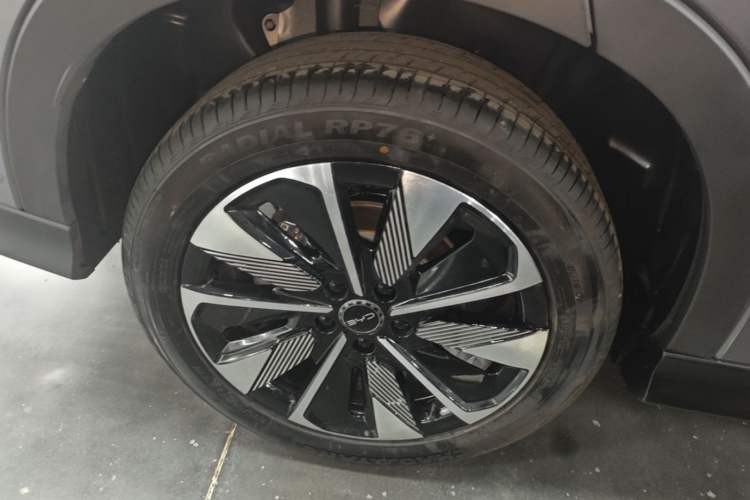 Used BYD Song PLUS New Energy 2025 DM-i Intelligent Driving 112KM Prestige Model Right Rear Wheel Hub