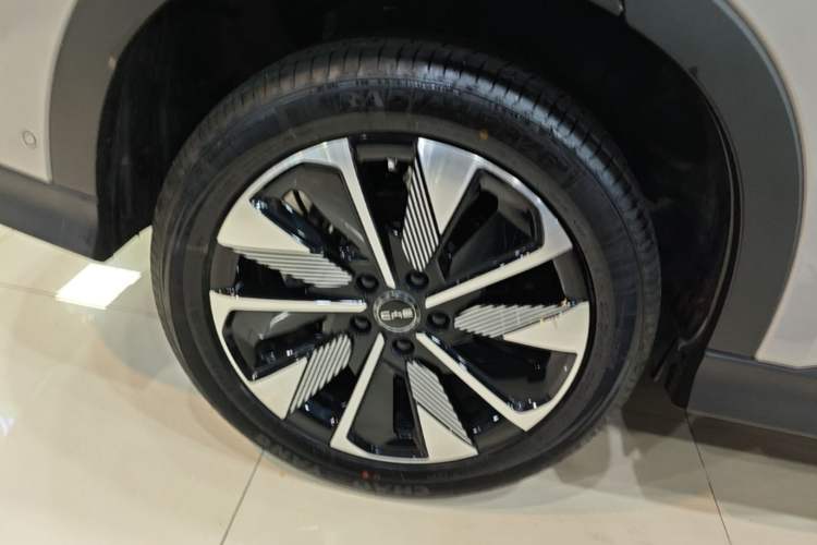 Used BYD Song PLUS New Energy 2025 DM-i Intelligent Driving 112KM Prestige Model Right Rear Wheel Hub