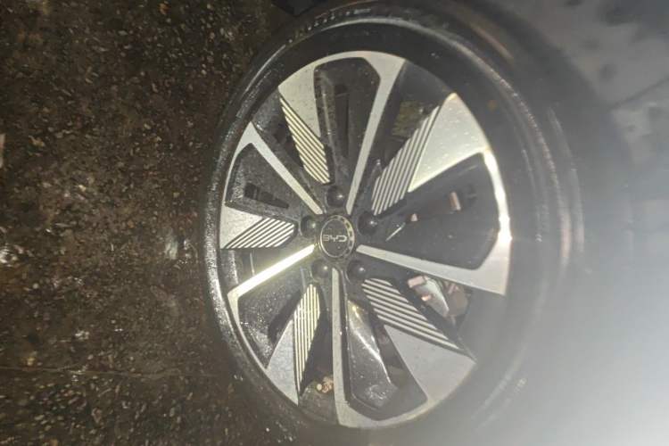 Used BYD Song PLUS New Energy 2025 DM-i Intelligent Driving 112KM Prestige Model Right Front Wheel Hub