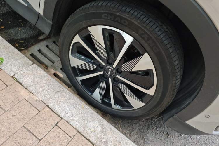 Used BYD Song PLUS New Energy 2025 DM-i Intelligent Driving 112KM Prestige Model Right Front Wheel Hub