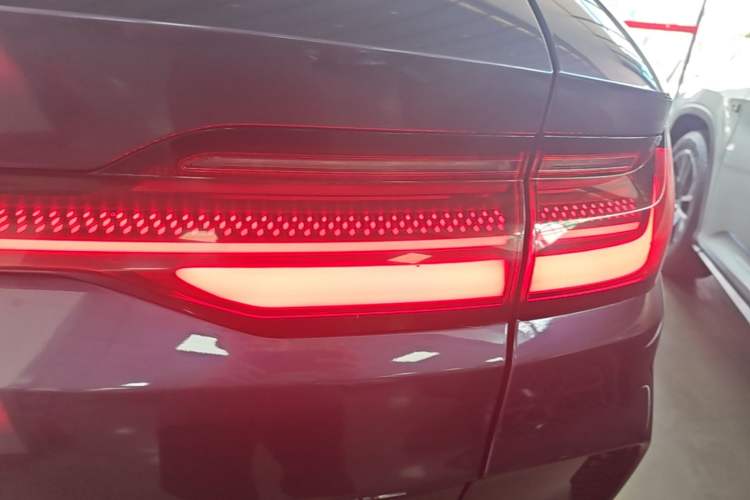 Used BYD Song PLUS New Energy 2025 DM-i Intelligent Driving 112KM Prestige Model Right Rear Taillight