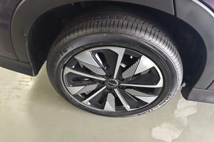 Used BYD Song PLUS New Energy 2025 DM-i Intelligent Driving 112KM Prestige Model Right Rear Wheel Hub