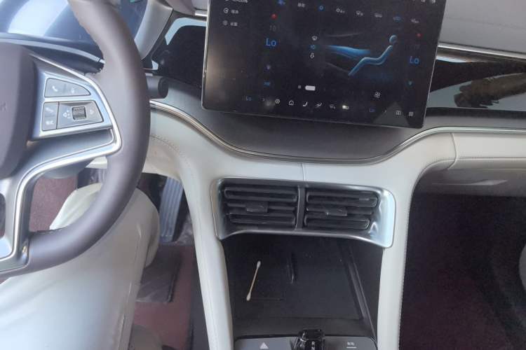 Used BYD Song PLUS New Energy 2025 DM-i 112KM Prestige Model Audio And AC Panel
