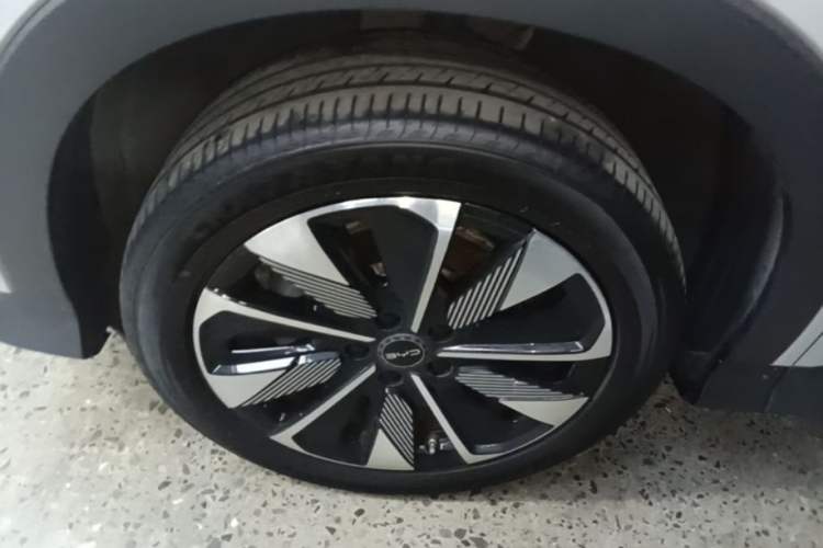 Used BYD Song PLUS New Energy 2025 DM-i 112KM Prestige Model Left Front Wheel Hub