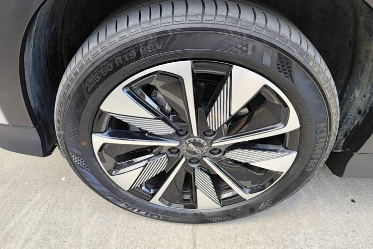 Used BYD Song PLUS New Energy 2025 DM-i Intelligent Driving 112KM Prestige Model Left Front Wheel Hub
