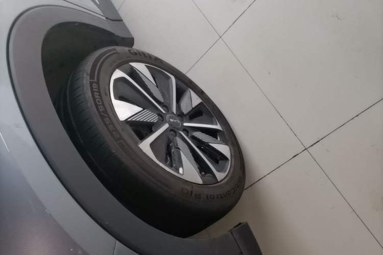 Used BYD Song PLUS New Energy 2025 DM-i 112KM Prestige Model Left Front Wheel Hub