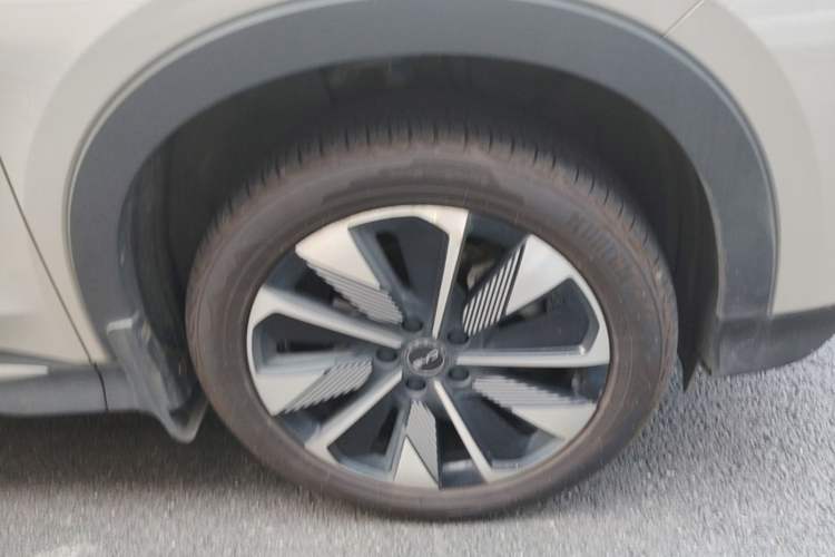 Used BYD Song PLUS New Energy 2025 DM-i 112KM Prestige Model Right Front Wheel Hub