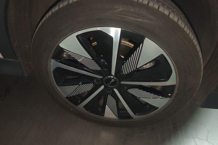 Used BYD Song PLUS New Energy 2025 EV Intelligent Driving Edition 520km Luxury Model Right Front Wheel Hub
