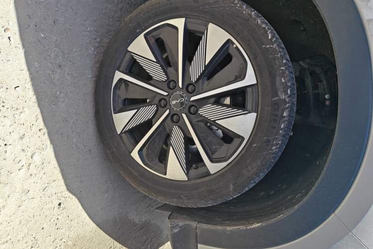 Used BYD Song PLUS New Energy 2025 EV 520km Premium Version Right Front Wheel Hub