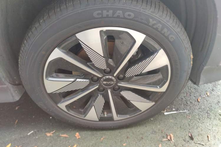 Used BYD Song PLUS New Energy 2025 DM-i Smart Drive 112KM Prestige Model Right Front Wheel Hub