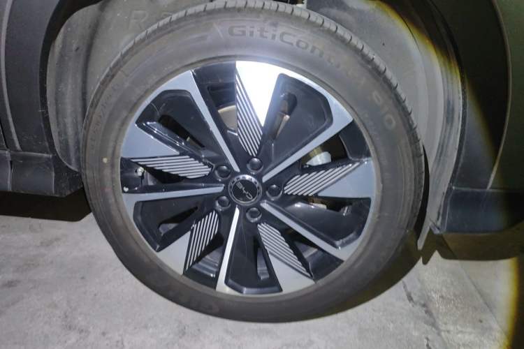 Used BYD Song PLUS New Energy 2025 DM-i 112KM Prestige Model Right Front Wheel Hub