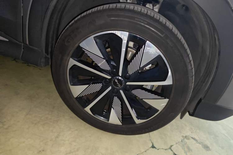 Used BYD Song PLUS New Energy 2025 DM-i 112KM Prestige Model Right Front Wheel Hub