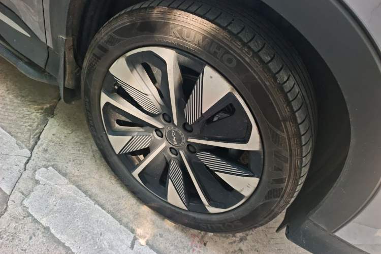 Used BYD Song PLUS New Energy 2025 DM-i 112KM Prestige Model Right Front Wheel Hub
