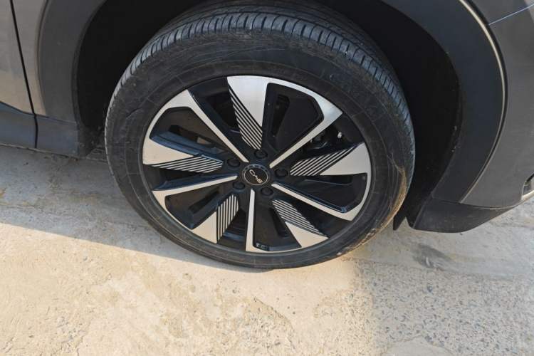 Used BYD Song PLUS New Energy 2025 EV 520km Luxury Version Right Front Wheel Hub