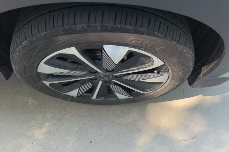 Used BYD Song PLUS New Energy 2025 EV Intelligent Driving Edition 520km Luxury Model Right Front Wheel Hub