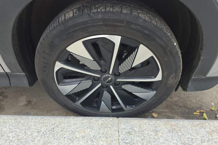 Used BYD Song PLUS New Energy 2025 DM-i Intelligent Driving 160KM Flagship Model Right Front Wheel Hub