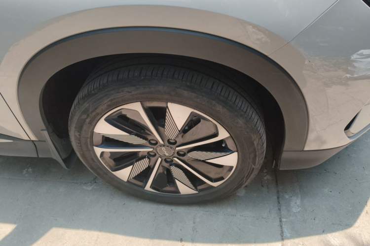 Used BYD Song PLUS New Energy 2025 EV 520km Luxury Version Right Front Wheel Hub