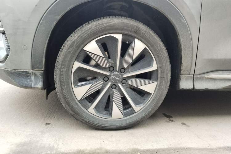 Used BYD Song PLUS New Energy 2025 EV Intelligent Driving Edition 520km Luxury Model Right Front Wheel Hub