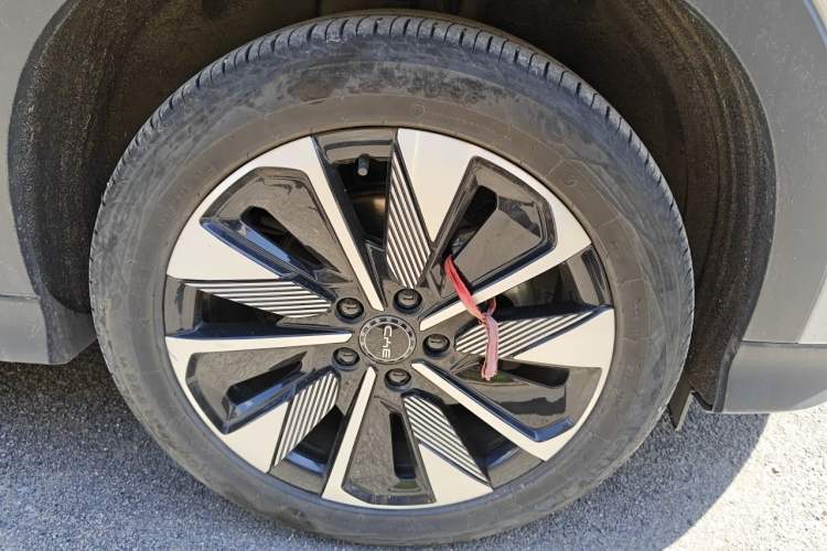 Used BYD Song PLUS New Energy 2025 EV 520km Luxury Version Right Front Wheel Hub