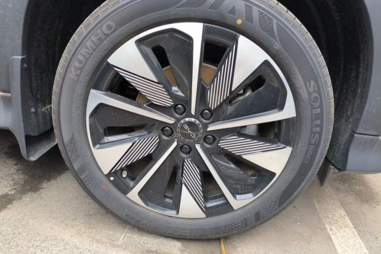 Used BYD Song PLUS New Energy 2025 DM-i Smart Drive 112KM Prestige Model Right Front Wheel Hub