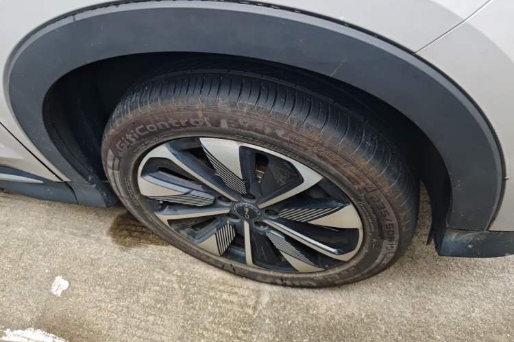 Used BYD Song PLUS New Energy 2025 DM-i 112KM Prestige Model Right Front Wheel Hub