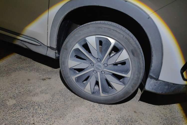 Used BYD Song PLUS New Energy 2025 DM-i 112KM Prestige Model Right Front Wheel Hub