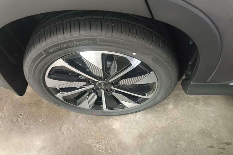 Used BYD Song PLUS New Energy 2025 DM-i 112KM Prestige Model Right Rear Wheel Hub